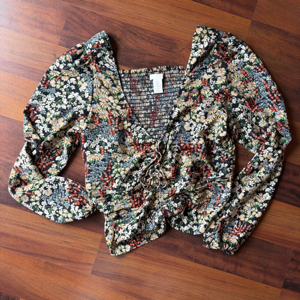 HM Women Black Floral Smocked Back Tie Front V-Neck Puff Sleeve Blouse‎ Size M
